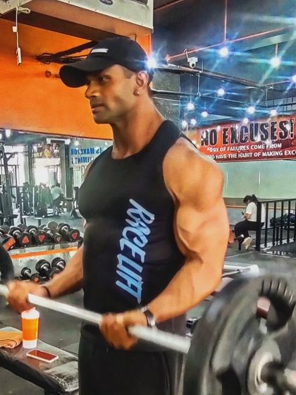 Barbell curls. Biceps ka size badhane ke liye yeh best exercise hai.