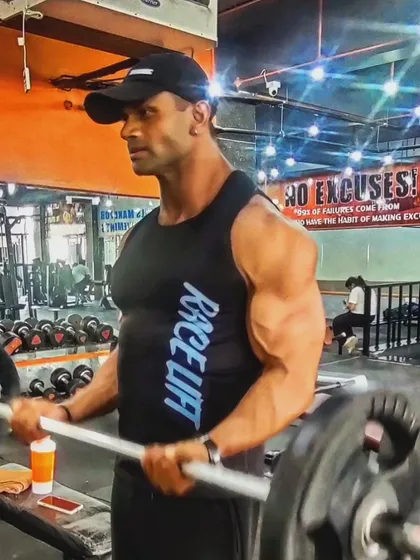 Barbell curls. Biceps ka size badhane ke liye yeh best exercise hai.