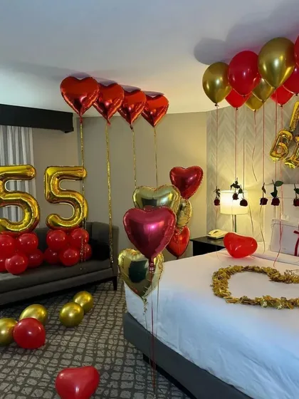 The complete 55th birthday romantic decoration, including number balloons and heart-shaped balloon bouquets.