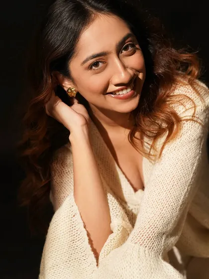 Bathed in golden hour light. This look is all about a warm, sun-kissed glow. The makeup is minimal, designed to catch the light and create a radiant, healthy-looking complexion.