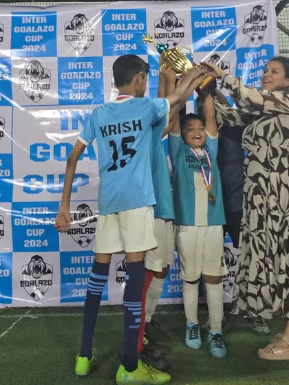Teamwork makes the dream work. The Under-10 team lifts their trophy together at the Inter Goalazo Cup.