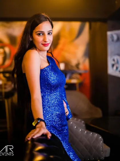 A guest in a stunning blue sequin dress.