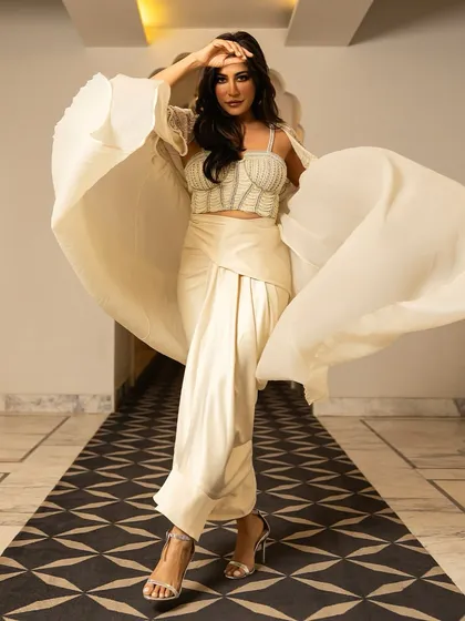 Adding an extra layer of allure to our regal couture, the magnificent Chitrangda Singh graces the spotlight in our exquisite Alauren Set.