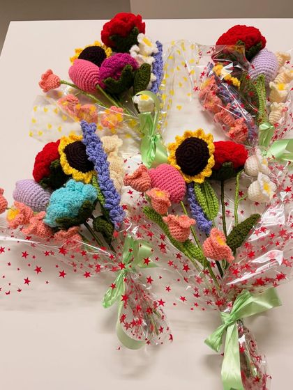 For those who love variety, I create these mixed flower bouquets. This one features sunflowers, roses, tulips, and lavender, all handcrafted from yarn in a vibrant, eye-catching arrangement.