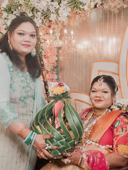 A beautiful moment from Kajal's baby shower, where she is presented with one of our eco-friendly, hand-woven fruit baskets as part of the Oti ceremony.