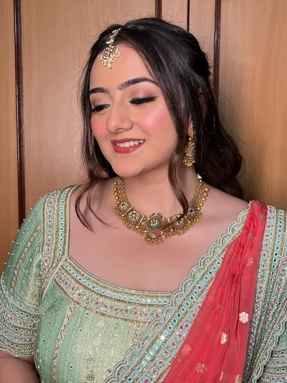A close-up of this beautiful, soft makeup look.