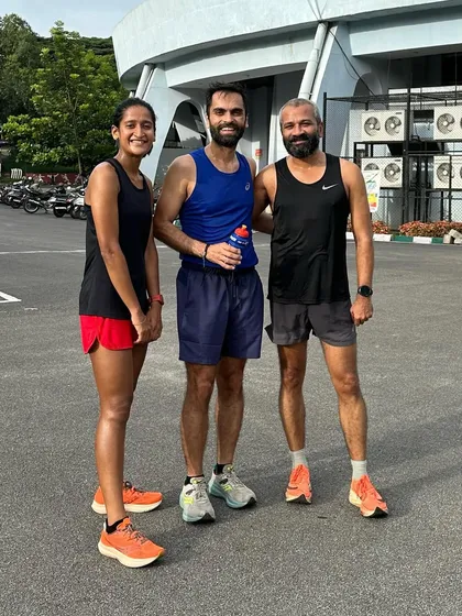 Another great shot with fellow runners at Kanteerava. The running community in Bangalore is vibrant and full of positive energy.