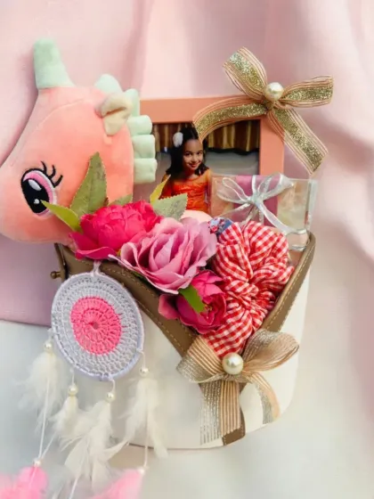 A bundle of joy for a little star. This kids' hamper includes a unicorn plushie, a dreamcatcher, a personalized photo frame, and other cute items in a stylish trunk.