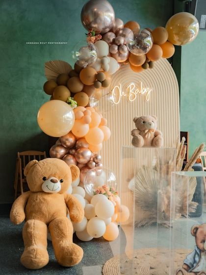 A wide shot of the teddy bear and balloon arch decor at a baby shower. Capturing the overall ambiance and decoration is a key part of my event photography service.