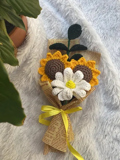 A still image of the lovely sunflower and daisy bouquet, perfect for a cheerful gift.