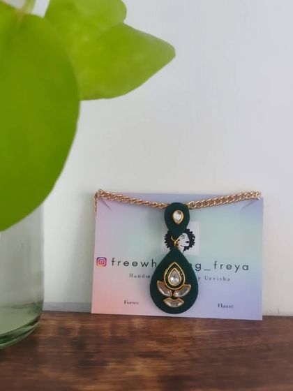 This dark green teardrop pendant necklace is a versatile piece for any occasion. It features delicate Kundan work and can be styled with both casual and formal wear.