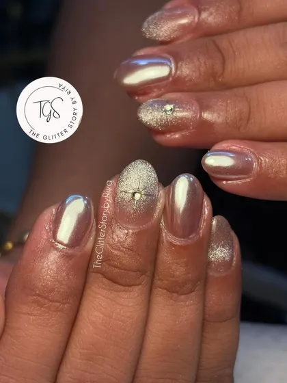A glamorous combination of silver chrome and glitter. This set features mirror-like chrome nails paired with textured "sugar" glitter accent nails for a dazzling effect.
