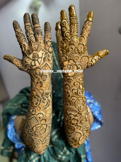 This design features the initials 'R' and 'A' on the palms.