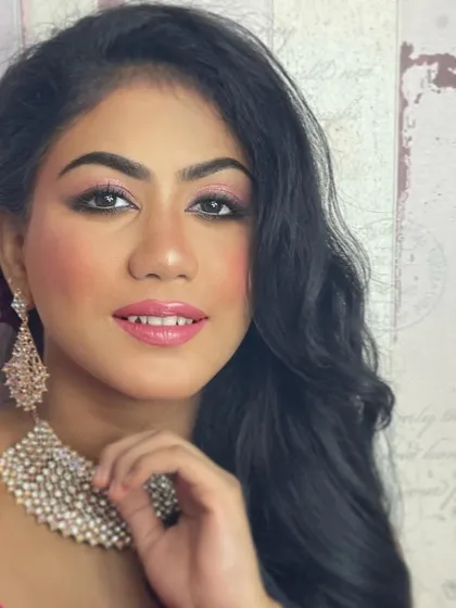 The complete soft glam look, perfect for a bridesmaid or for a pre-wedding event. It's about looking polished and radiant, with makeup that enhances your natural beauty.