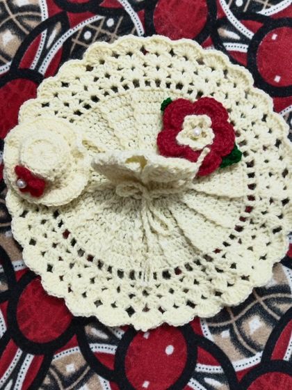 This beautiful off-white poshak comes with a matching hat and is adorned with a single red flower. It is a simple and graceful design for your Laddu Gopal.