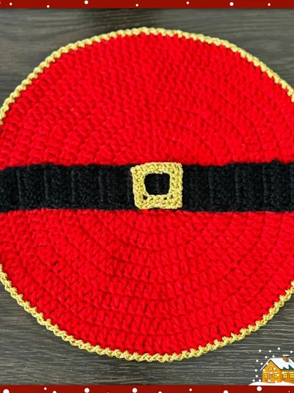 A simple yet bold Christmas mat designed to look like Santa's belt. The bright red with the black and gold buckle is instantly recognizable and adds a graphic element to your decor.