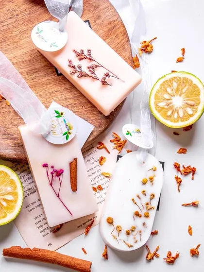 For a flameless fragrance solution, I create these aromatic wax tablets. Infused with essential oils and decorated with real botanicals like cinnamon and dried flowers, they are perfect for keeping closets, drawers, and small spaces smelling fresh.