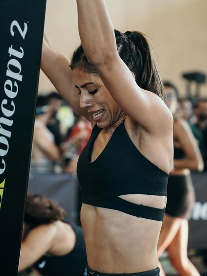 A moment of intense effort during a HYROX competition. This showcases the physical demands of hybrid sports, where running endurance is combined with pure strength.