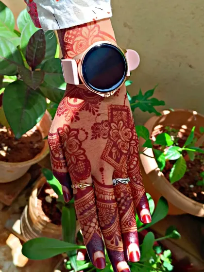 A beautiful stain picture, showing the deep red color of the henna against the skin.