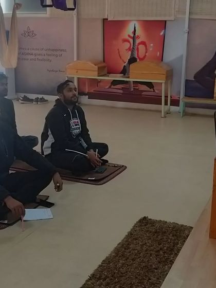 An interactive moment during a hybrid workshop. I encourage questions and discussions to ensure every student, whether in person or online, fully grasps the concepts being taught.