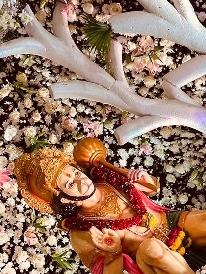 Intricate Thematic & Floral Decor photo 6