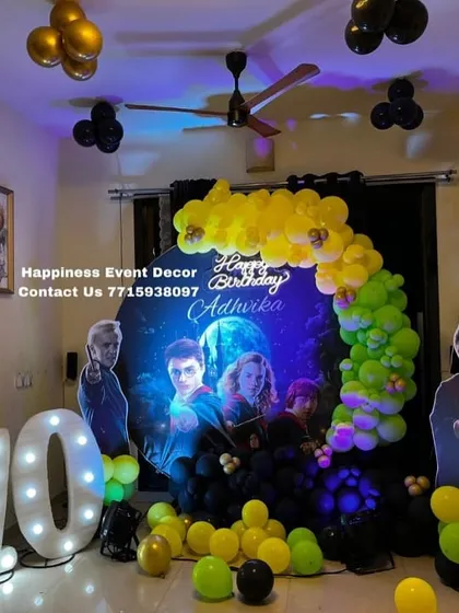 A Harry Potter themed balloon ring backdrop set up in a home. This shows how a popular theme can be adapted for a more intimate party space.
