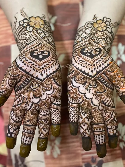 I love the boldness of this design, which uses dark, filled-in areas to create contrast. The heart shapes and floral motifs at the cuff add a touch of modern elegance.