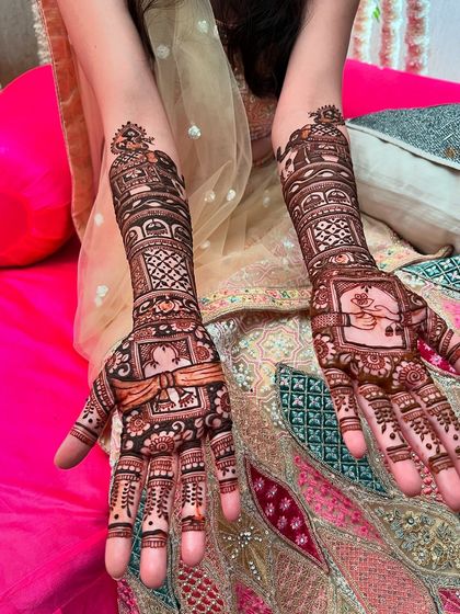 This photo shows the dark, mature stain of a design featuring palace architecture and traditional motifs.