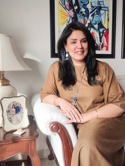For a Saturday brunch with a sweet friend, I experimented with contrasts. I paired this brown anti-fit long dress with bold silver and blue jewelry for an unexpected pop of colour.