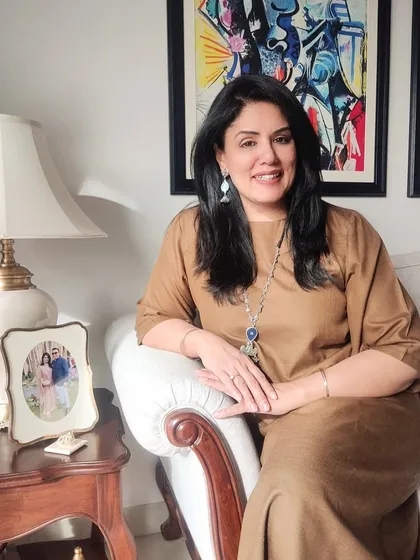 For a Saturday brunch with a sweet friend, I experimented with contrasts. I paired this brown anti-fit long dress with bold silver and blue jewelry for an unexpected pop of colour.