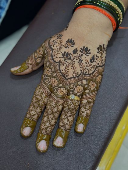 A close-up on the finger details from my demo. Perfecting these small, repetitive patterns is key to a polished, professional look.