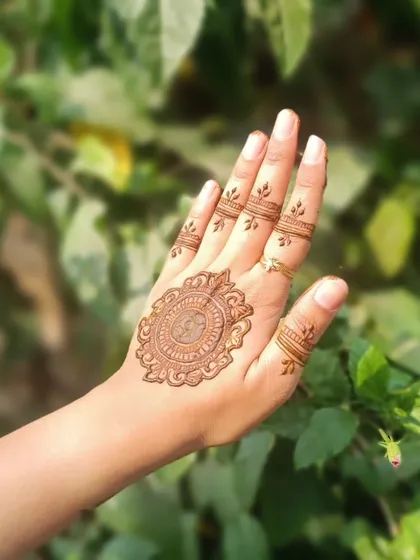 A very simple and elegant mandala on the back of the hand. This is perfect for someone trying mehendi for the first time or who wants a very subtle look.