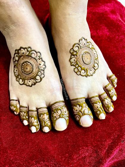 A pretty and simple mandala design for the bride's feet. This is a great option for brides who want an elegant touch without full coverage.