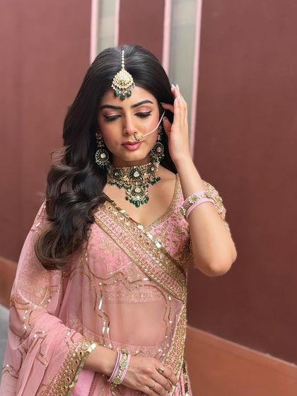 This look features classic, voluminous waves, perfect for a bride who wants a glamorous and dramatic hairstyle. The side part and deep waves create a very flattering shape.