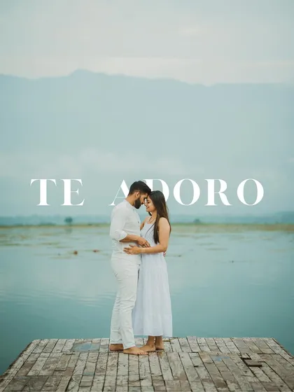 An intimate portrait of a couple on a pier in Kashmir, with the Spanish phrase "TE ADORO" (I adore you) adding a romantic touch.