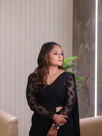 A duo-chrome eyeshadow look for a sister's Sangeet. This makeup is perfect for catching the light on the dance floor, with shifting pigments that add a touch of magic.