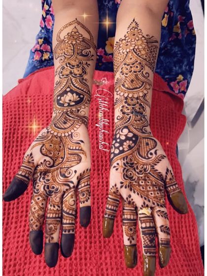 A beautiful Indo-Arabic design that flows from the wrist to the fingers. The mix of bold outlines and delicate shading is very elegant.