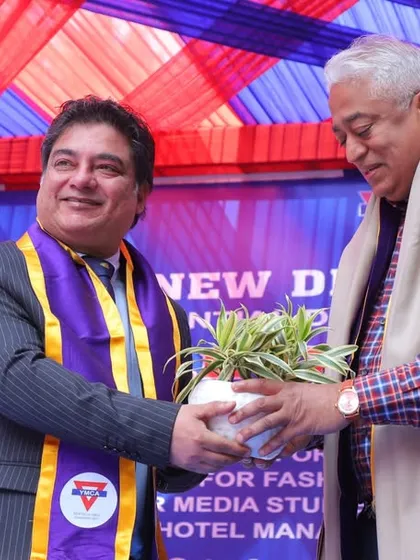 A guest being welcomed at the convocation ceremony. We are honored to host distinguished personalities who motivate our graduates.