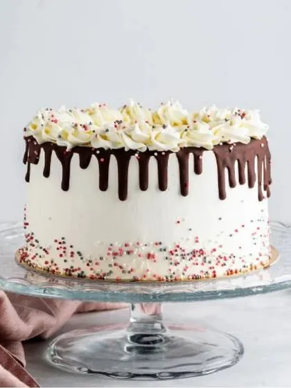For a modern and stylish celebration, choose our chocolate drip cake. This design combines a classic vanilla or chocolate sponge with a rich, glossy chocolate ganache drip, perfect for birthdays and sophisticated events.