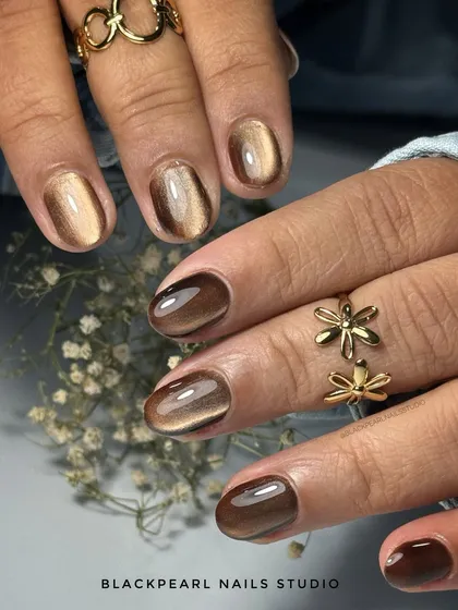 Here, I combined a coffee-brown cat eye polish with the strength of a BIAB overlay on natural nails. This gives the nails a glossy, chic, and long-lasting finish while showcasing a unique magnetic effect.