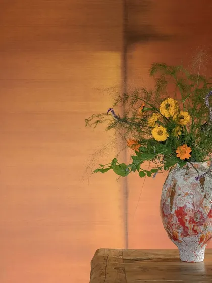 This collection turns natural plant fibers into a canvas of artistry. Hand-painted silk gracefully blends tones and contours, creating a poetic fusion of texture, color, and craftsmanship.