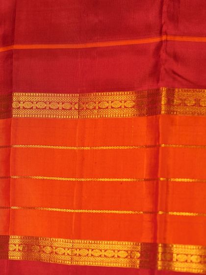 A close-up of the traditional gap border, where the body and border are interlocked using the Korvai technique.