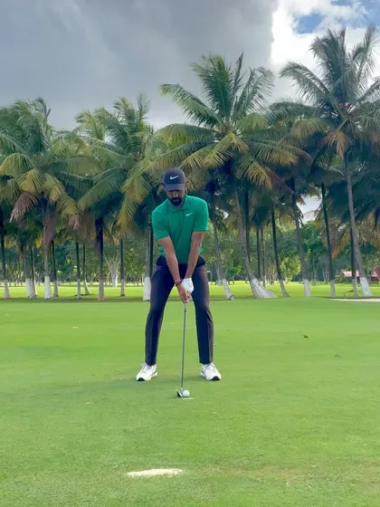 Everything starts with the right setup. Here, you can see the correct posture and alignment before initiating the swing, a fundamental I teach to all my students, from beginners to advanced players.