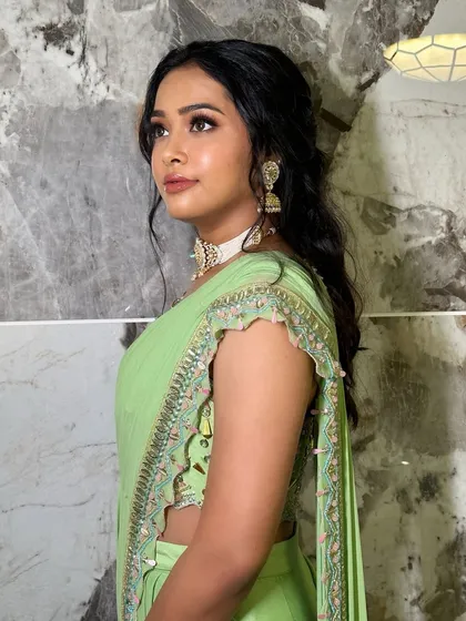 A beautiful side profile of this bridesmaid look for a Mehendi. The soft waves and glowing makeup create a look that is fresh, youthful, and elegant.