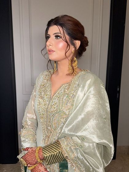 This glam was radiant, luminous, and full of depth. Glittering eyes, mirror-shine skin, and gorgeous full lips in a peachy pink nude made her look divine.