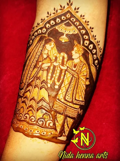 The final, filled-in Varmala rasam design. The use of negative space makes the figures stand out beautifully.