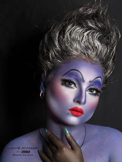 This is where imagination meets technique. Our creative makeup courses empower you to bring characters to life, teaching you everything from concept design and color theory to the application of prosthetics and fantasy elements.