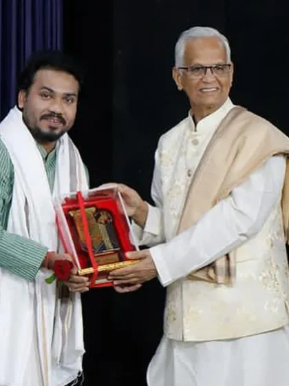 More moments from the Tabla-Dholak jugalbandi with Shri Navin Sharma ji in Nashik, including the felicitation ceremony after our performance.