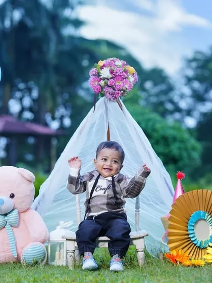 A cheerful outdoor birthday setup with a teepee, teddy bear, and balloons. This photo shows a complete and colorful arrangement for a fun-filled session.