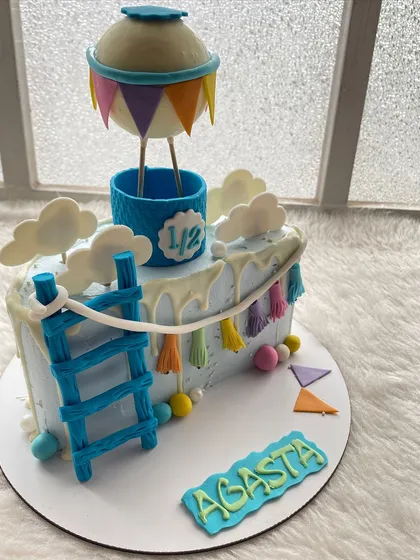 Another take on the hot air balloon half-cake, this time in shades of blue with colorful tassels.